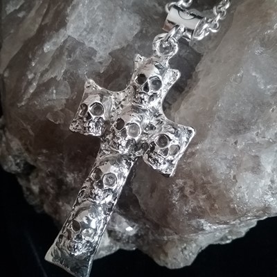 Catacomb rugged skull cross pendant